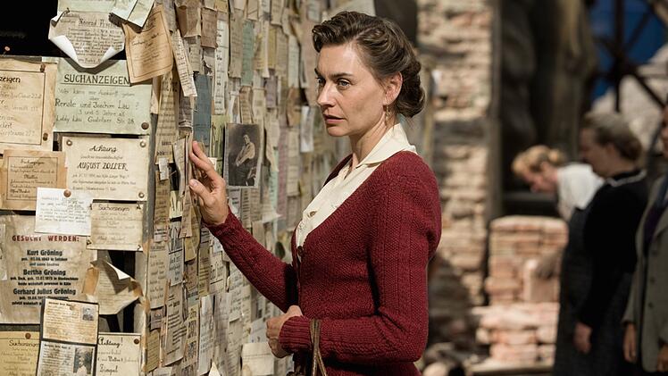 Nachkriegsdrama "Die Himmelsleiter": Anna (Christiane Paul) hofft immer noch, &uuml;ber das schwarze Brett der Vermisstenmeldungen etwas &uuml;ber ihren Ehemann zu erfahren, der vor sieben Jahren verschwand. 3sat wiederholt den starbesetzten ARD-Zweiteiler aus dem Jahr 2015.