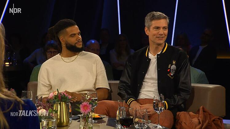 Ingo Zamperoni und Philipp Awounou (links) sprachen im NDR &uuml;ber ihre gemeinsam gedrehte USA-Doku zum Start der Fu&szlig;ball-WM.