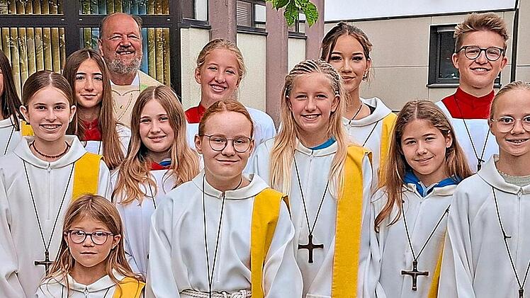Pfarrvikar Karl Feser (hinten) mit den neuen Ministrantinnen Sophia Schneider und Tea Mikec (vorne, Mitte), deren Ausbilderin Kyra Scheit (links hinten) sowie den beiden verabschiedeten Ministranten Jannik Pyka und Benedikt Behl (rechts hinten) mi...