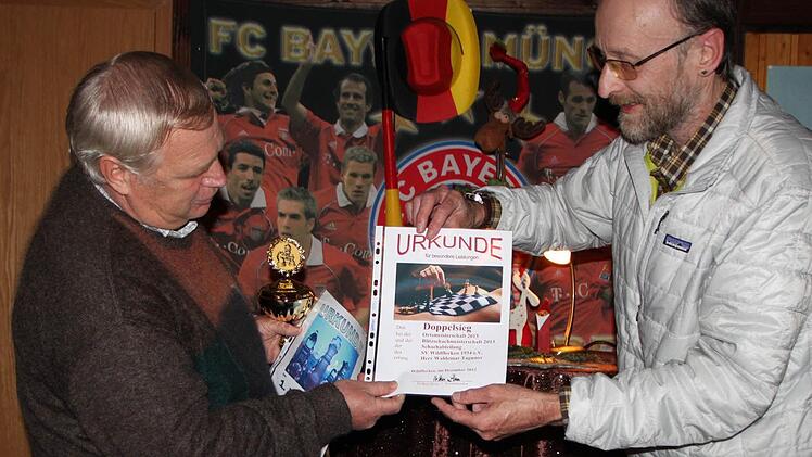 Für seine Doppel-Meisterschaft erhielt Tagunov eine Urkunde vom Vorsitzenden Volker Zinn.