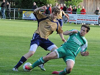 Konsequente Abwehrarbeit: Jan Morper (rechts) vom SV Ramsthal stoppt seinen Riedenberger Gegenspieler Christoph Dorn. Foto: Hopf