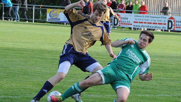 Konsequente Abwehrarbeit: Jan Morper (rechts) vom SV Ramsthal stoppt seinen Riedenberger Gegenspieler Christoph Dorn. Foto: Hopf
