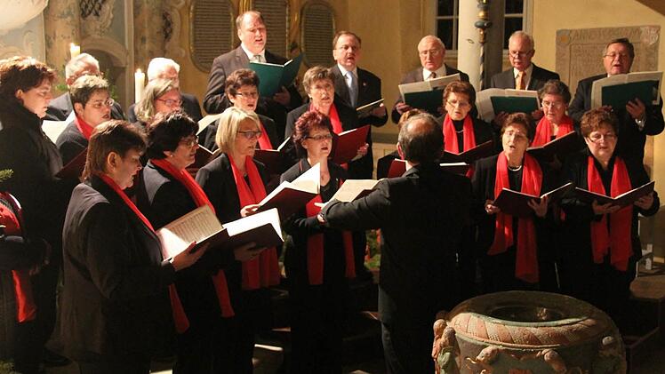 Weihnachtslieder, kirchliche Lieder und Auszüge aus der anspruchsvollen "Missa brevis" von Charles Gounod hatte der Chor zum Festkonzert einstudiert. Foto: Sonja Adam