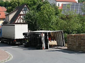 In Geroda kippte am Dienstagvormittag ein Anhänger mit Paletten um. Die Aufräumungsarbeiten dauerten am Mittag noch an. Foto: Gabriele Sell