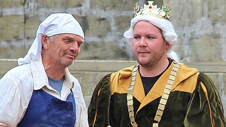 Der Müller (Udo Hart, Mitte) flunkert seinem König (Steffen Eussner, rechts) vor, seine Tochter könne Stroh zu Gold spinnen.  Foto: Dieter Britz