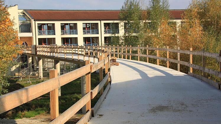 Ein Bademantelgang verbindet die Therme mit dem Kurhotel.  Foto: Matthias Einwag