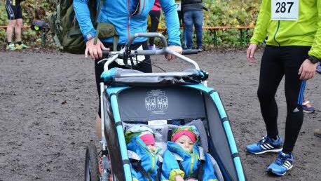 Früh übt sich... dieser Papa zeigt seinen Sprößlingen schon mal den richtigen Weg beim Marathon.