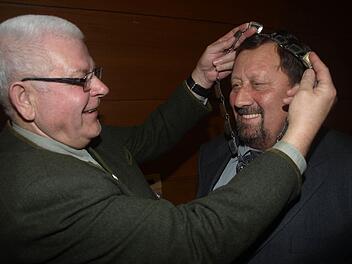 Die Proklamation der Fischerkönige ist eine der Höhepunkt im Jahreslauf des Sport-Angler-Clubs Ebenhausen. Unser Archivfoto zeigt wie Schriftführer und Ehrenmitglied Erich Müller im letzten Jahr die Ehrenkette an Bernhard Braun überreicht. Foto: Stefan Geiger
