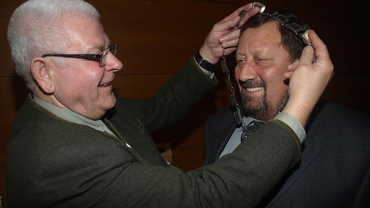 Die Proklamation der Fischerkönige ist eine der Höhepunkt im Jahreslauf des Sport-Angler-Clubs Ebenhausen. Unser Archivfoto zeigt wie Schriftführer und Ehrenmitglied Erich Müller im letzten Jahr die Ehrenkette an Bernhard Braun überreicht. Foto: Stefan Geiger