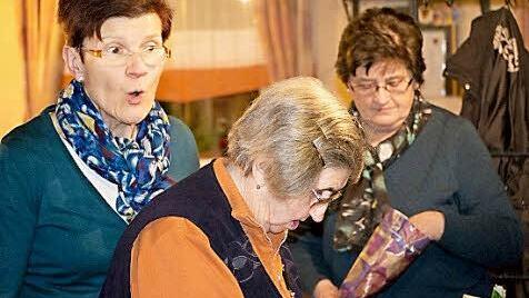 Rosalinde Hahn, Babette Zimmer und Rosi Angermann haben immer viel Spa&szlig; in der "Rockenstube". Foto: J&uuml;rgen Valentin