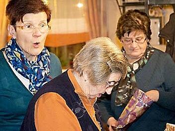 Rosalinde Hahn, Babette Zimmer und Rosi Angermann haben immer viel Spaß in der "Rockenstube". Foto: Jürgen Valentin