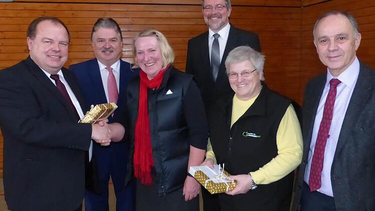 Bürgermeister Werner Burger (links) bedankte sich bei Christa Franke und Margitta Hieke für ihre Flüchtlingsarbeit. Mit im Bild (von links) Landrat Klaus Peter Söllner, Zweiter Bürgermeister Volker Kirschenlohr und der Marktleugaster Bürgermeister Franz Uome.  Foto: Klaus-Peter Wulf