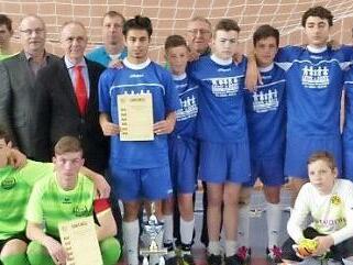 Die Fußballer der Hans-Edelmann-Schule (grüne Trikots) und der Mittelschule Marktleugast nach dem spannenden Finale Fotos: Klaus-Peter Wulf