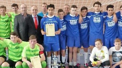 Die Fußballer der Hans-Edelmann-Schule (grüne Trikots) und der Mittelschule Marktleugast nach dem spannenden Finale Fotos: Klaus-Peter Wulf