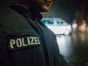 Für die Unterfränkische Polizei galt es in diesem Jahr wieder zahlreiche Einsätze rund um das bunte Treiben der Narren zu bewältigen.  Die Zahl der Einsätze war hoch - Hauptursache war der Alkohol. Symbolfoto: Philipp von Ditfurth/dpa