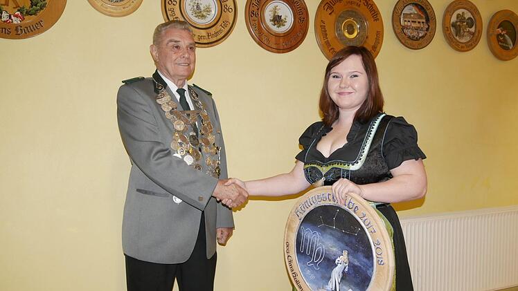 Ein schöner Brauch, dem neuen König Erwin Röther die eigene Königsscheibe des Schützenjahres zu widmen. Dazu hat sich Röthers majestätische Vorgängerin Gina Holland eine ganz besondere Königsscheibe einfallen lassen: ihr Sternzeichen Jungfrau. Foto: Manja von Nida