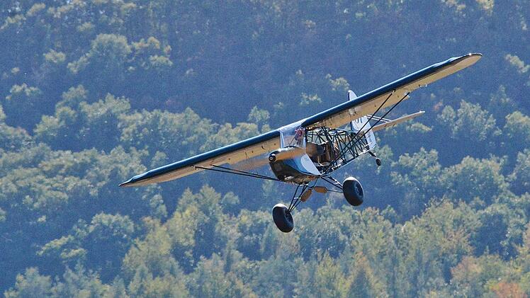 Fingerspitzengefühl war am Sonntag am Flugplatz des Aeroclub in Bad Königshofen gefragt, wenn dort die Piloten ihre Maschinen starteten. Foto: Hanns Friedrich