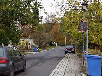 Mit einem solchen Schild versucht die Gemeinde Rauhenebrach den nach Fabrikschleichach einfahrenden Verkehr etwas zu bremsen.
