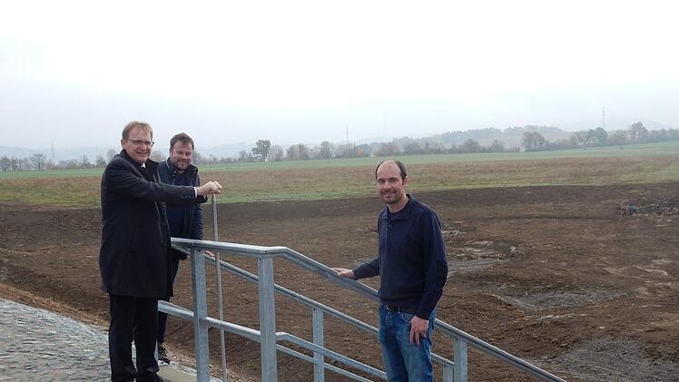 Bürgermeister Bernd Rebhan mit dem Bauleiter der Firma Zehe Toni Lehmeyer (rechts) und Dipl. Ingenieur Matthias Köhler vom Büro Köhler bei der Einregelung der neuen Rückhaltebauwerkepr