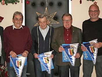 Von links Vorsitzender Martin Hofmann, Walter Michl, Johann Michl, Franz Zimmert, Manfred Fischer und stellvertretende Vorsitzende Helga Leißner Fotos: Sänger