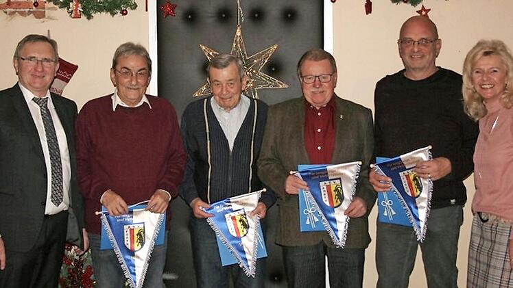 Von links Vorsitzender Martin Hofmann, Walter Michl, Johann Michl, Franz Zimmert, Manfred Fischer und stellvertretende Vorsitzende Helga Leißner Fotos: Sänger