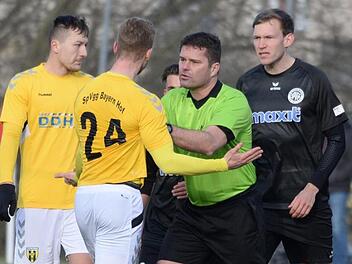 Schiedsrichter Markus Pflaum aus Hallstadt hatte im Testspiel zwischen Bayern Hof (in Gelb) und der SpVgg Bayreuth nach 82 Minuten beim Stand von 2:3 die Nase von den ständigen Diskussionen und Disziplinlosigkeiten beider Teams voll  - und pfiff die Partie einfach ab.Peter Mularczyk