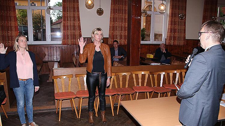 Bürgermeister Wolfram Thein vereidigt seine beiden Stellvertreterinnen (von links): Dritte Bürgermeisterin Ramona Schrapel und Zweite Bürgermeisterin Heidi Müller-Gärtner