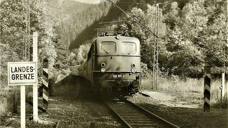 Ein wichtiges Verkehrsangebot nach dem Zweiten Weltkrieg: der Interzonenzug. Von Kronach aus konnte man mit der Bahn nach Berlin oder München fahren. Unsere Aufnahme entstand an der innerdeutschen Grenze bei Falkenstein. Repro:  Gerd Fleischmann