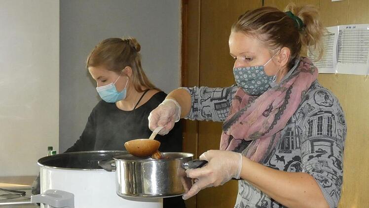 Spartenvorsitzende Diana Mußbach (rechts) und ein Dutzend Helferinnen sorgten für einen reibungslosen Ablauf.