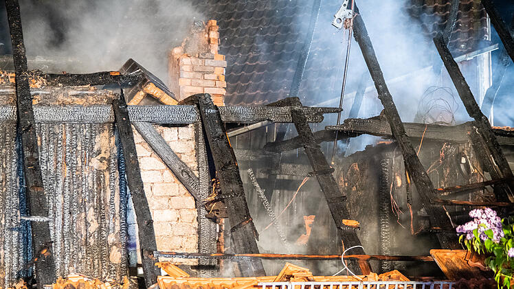 Einfamilienhaus in Vollbrand: 200 Kräfte kämpfen gegen Flammen