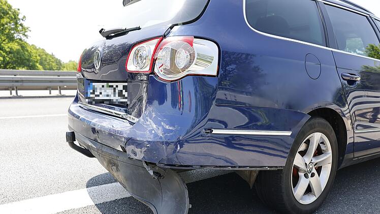 Verkehrsunfall auf der B8: Über 100 Jahre alter Fahrer schwer verletzt