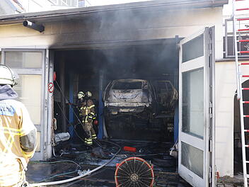 Feuer in F&uuml;rther Autowerkstatt