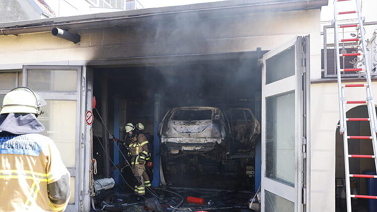 Feuer in F&uuml;rther Autowerkstatt