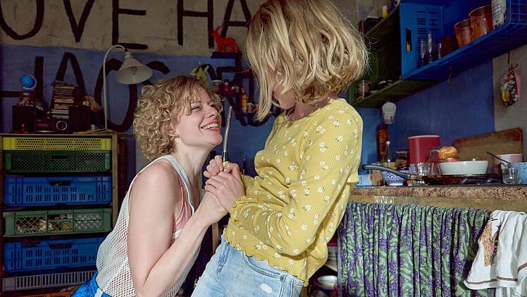 Julia (Emma Bading, links) und ihre Tochter Tilda (Luise Landau) haben viel Spaß zusammen. Doch die alleinerziehende Julia ist nicht der stabilste Charakter. Als sie ins Gefängnis muss, braucht die achtjährige Tilda ein neues Zuhause.