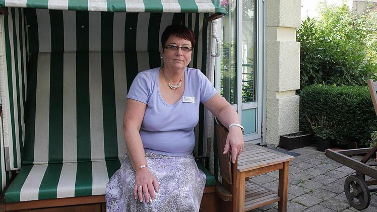 Inge Schwager kann die Patienten nicht heilen. Sie kann den Tod nicht aufhalten. Aber die Leiterin des Erlanger Hospizes kann sterbenden Menschen Lebensqualität schenken. Auf der Terrasse sehen sie Blumen und Himmel, spüren Wind und Sonne