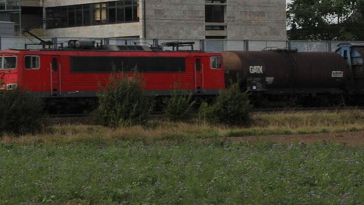 Güterzüge sind zu laut. Schuld daran sind die  Grauguss-Bremsen. Eine technische Umrüstung könnte das Lärmproblem ändern, finden die fränkischen Oberbürgermeister.  Foto:  Josef  Hofbauer