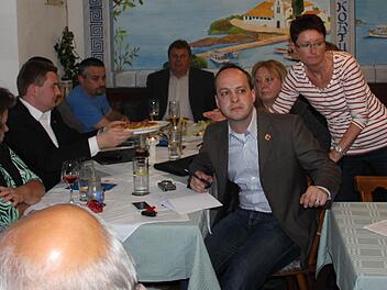 Während Bedienung Uli Lang (rechts) von Tisch zu Tisch flitzte, bekräftigen die SPD-Politiker wie Landtagskandidat Matthias Kihn (im Vordergrund) die Forderungen nach einem Mindestlohn von 8.50 Euro die Stunde. Foto: Ralf Kestel