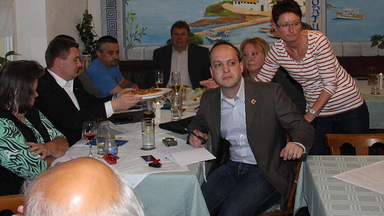 Während Bedienung Uli Lang (rechts) von Tisch zu Tisch flitzte, bekräftigen die SPD-Politiker wie Landtagskandidat Matthias Kihn (im Vordergrund) die Forderungen nach einem Mindestlohn von 8.50 Euro die Stunde. Foto: Ralf Kestel