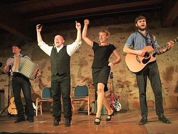 Die Couplet-AG brachte in Neunkirchen am Brand musikalische Perlen unters Volk. Die Kabartett-Gruppe gibt es schon seit 20 Jahren. Foto: Josef Hofbauer