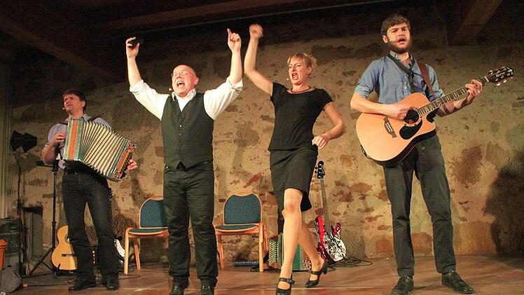 Die Couplet-AG brachte in Neunkirchen am Brand musikalische Perlen unters Volk. Die Kabartett-Gruppe gibt es schon seit 20 Jahren. Foto: Josef Hofbauer