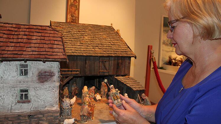 Elke Böhm vor einer Weihnachtskrippe in einem Rhöner Bauernhof von Herbert Holzheimer. Fotos: Thomas Mäuser
