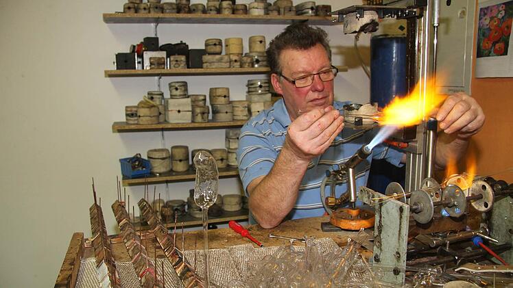 Die Kunst bei der Entstehung der Weihnachtsgurken ist, das Glas in eine Form zu blasen, so dass es auch krumm und noppig wird.