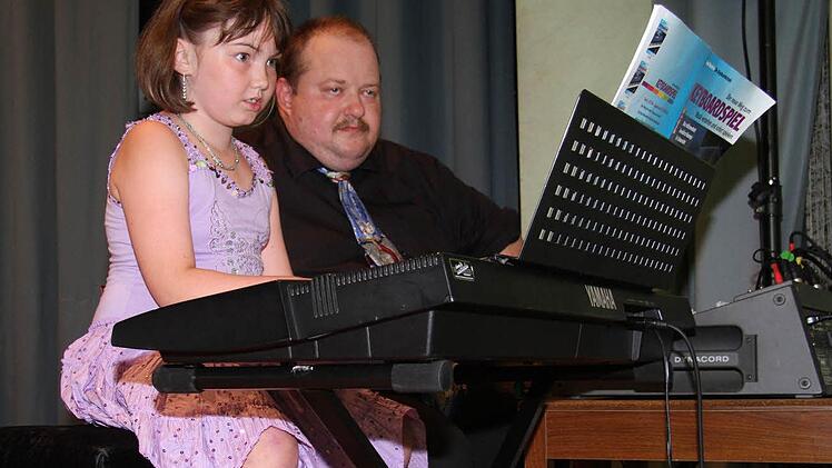 Julina Rupp hat einen starken Begleiter: Gottfried Nitsche, der Leiter des Musikinstituts.