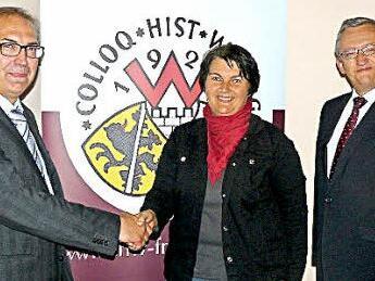 Per Handschlag legte Susanne Kraus die Geschicke der CHW-Bezirksgruppe Stadtsteinach in die Hand von Heiko Steger (links). CHW-Vorsitzender Günter Dippold (rechts) freute sich, dass so schnell ein Nachfolger gefunden wurde. Foto: Klaus-Peter Wulf