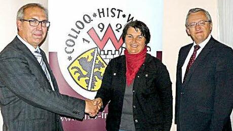 Per Handschlag legte Susanne Kraus die Geschicke der CHW-Bezirksgruppe Stadtsteinach in die Hand von Heiko Steger (links). CHW-Vorsitzender Günter Dippold (rechts) freute sich, dass so schnell ein Nachfolger gefunden wurde. Foto: Klaus-Peter Wulf