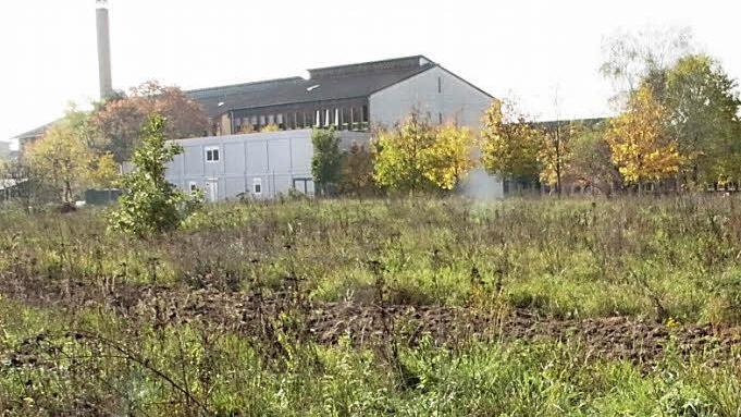 Der Plan des Landkreises sieht auf dem Gelände zwischen der Turnhalle (rechts) und dem Berufsschulzentrum Forchheim-Nord (links) den Bau eines Schülerheimes vor.  Fotos: Hofbauer