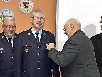 Bei der Verleihung des goldenen Ehrenzeichens (von links): Kreisbrandrat Bernd Ziegmann, Hans Schrepfer, stellvertretender Landrat Johann Pfister und B&uuml;ergermeister Karl-Heinz Wagner Foto: privat