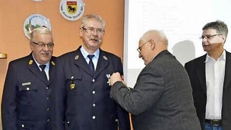 Bei der Verleihung des goldenen Ehrenzeichens (von links): Kreisbrandrat Bernd Ziegmann, Hans Schrepfer, stellvertretender Landrat Johann Pfister und B&uuml;ergermeister Karl-Heinz Wagner Foto: privat