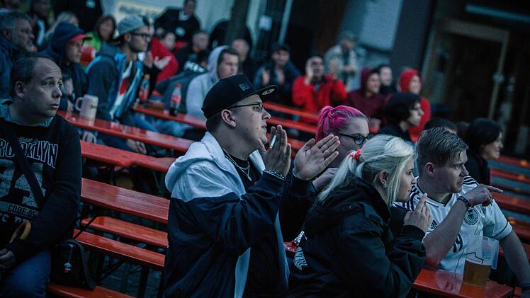 Als Jerome Boateng den Ausgleich der Ukrainischen Fußballer verhindert, herrscht auf dem Marktplatz in Lichtenfels Erleichterung.  Foto: Manuel Stark