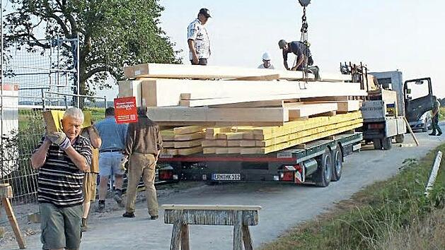 Schwere Balken wurden geschleppt, um das Vereinsheim weiterzubauen.  Foto: Manfred Welker